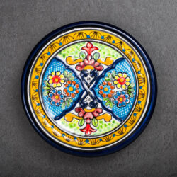 bunter Dessertteller blau-grün-gelb mit Blumen auf Schieferplatte