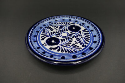 meeresfrischer Dessertteller mit zwei Blumen blau-weiß auf Schieferplatte