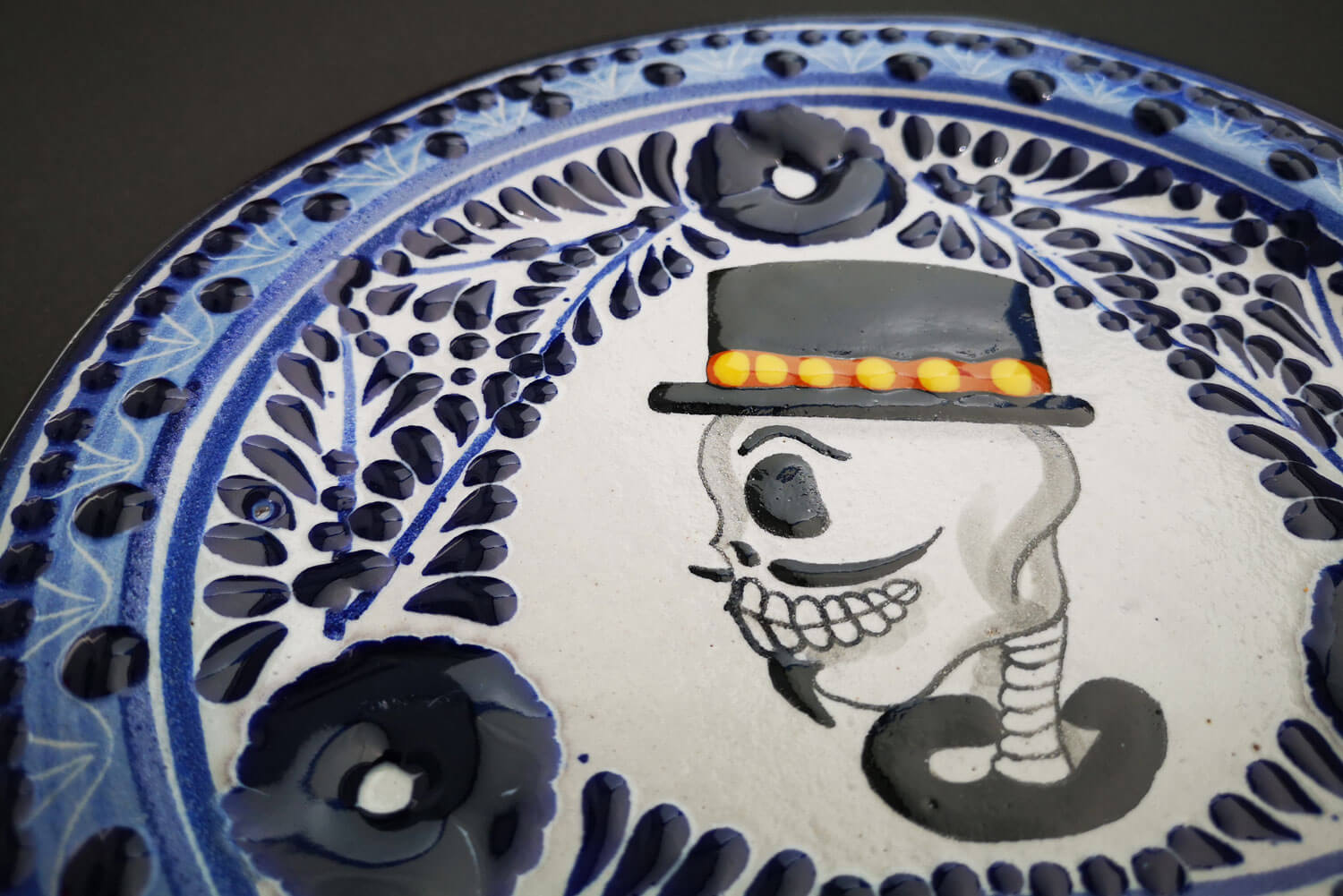 meeresfrischer Frühstücksteller blau-weiß mit Totenkopfmotiv Mann Detailansicht