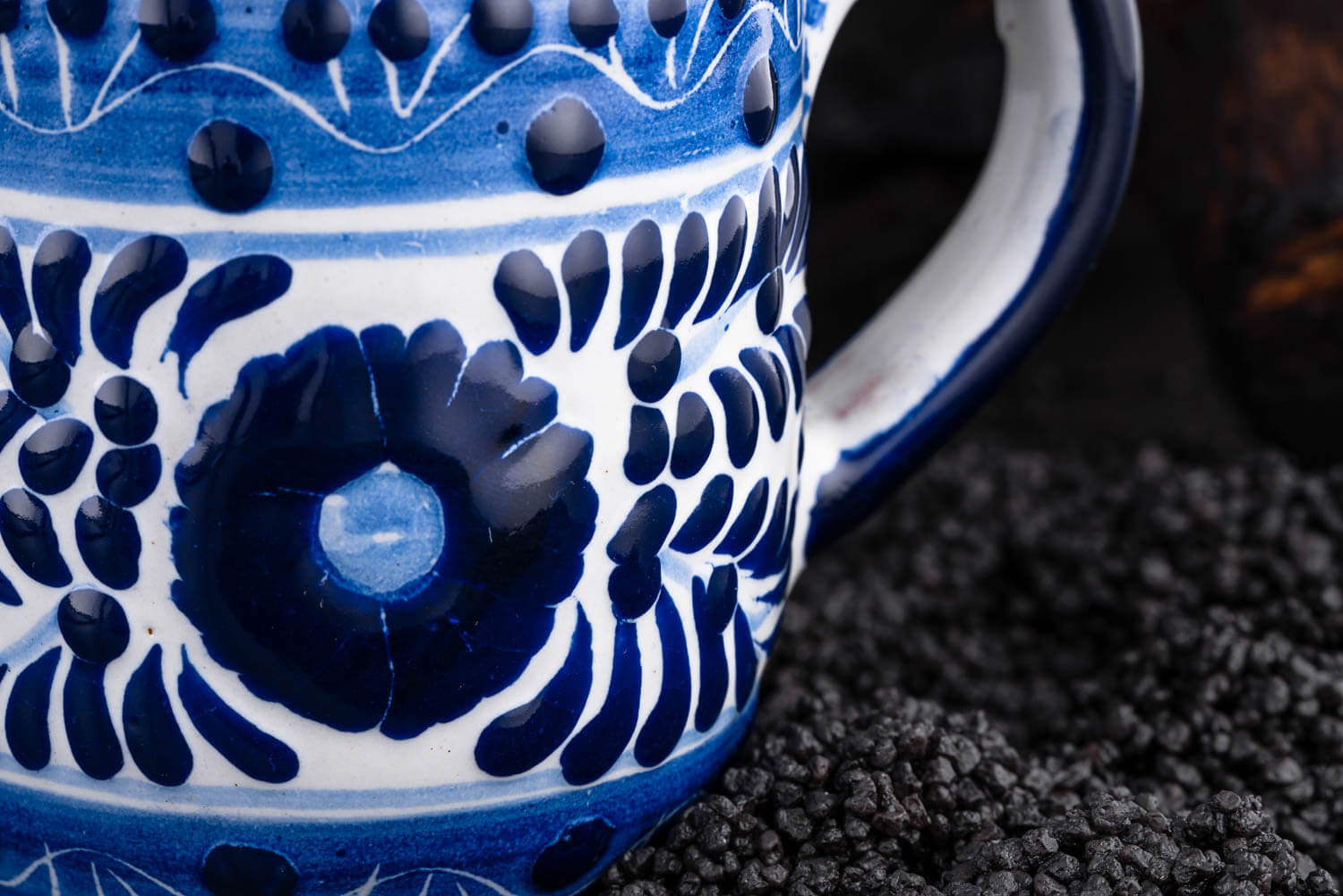 meeresfrischer Kaffeebecher blau-weiß auf Schieferplatte Detailansicht