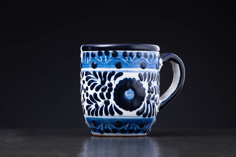 meeresfrischer Kaffeebecher blau-weiß auf Schieferplatte Rückansicht