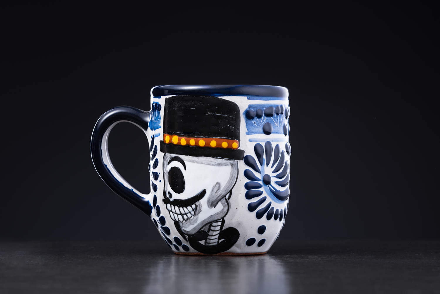 meeresfrischer Kaffeebecher blau-weiß mit Totenkopf auf Schieferplatte Vorderansicht