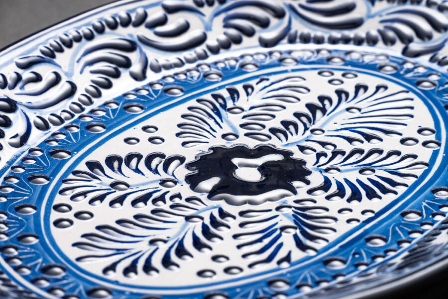 meeresfrische Servierplatte 35 cm blau-weiß auf Schieferplatte Detailansicht