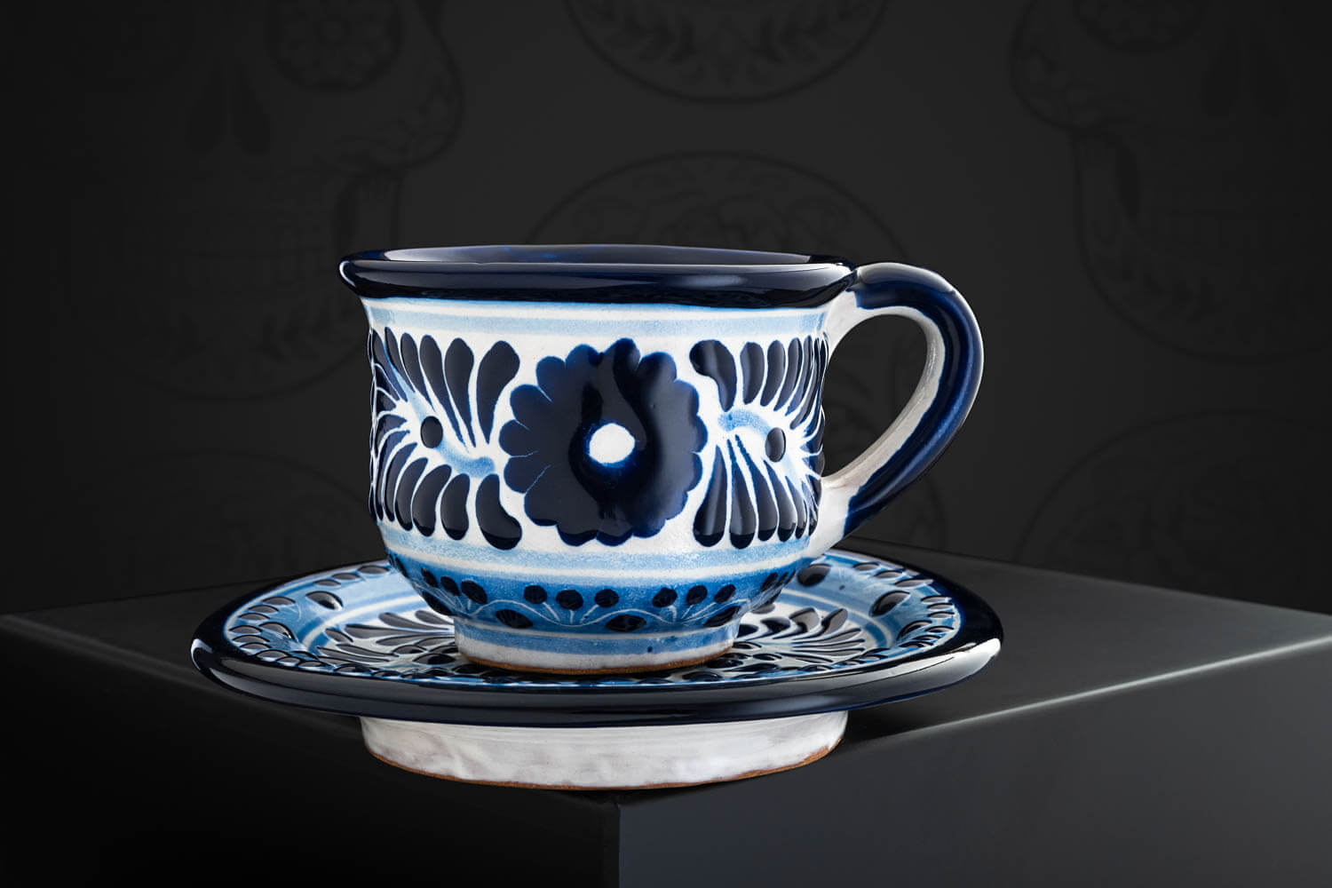 Set meeresfrische Kaffeetasse und Untertasse blau-weiß vor mexikanischem Hintergrund