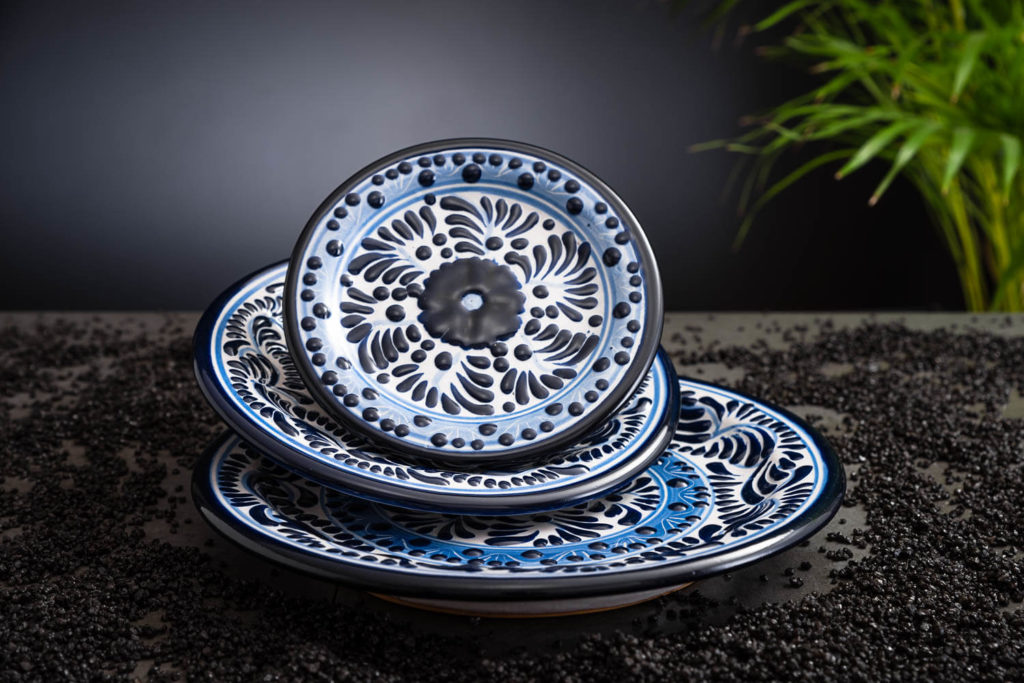 Set meeresfrische Teller blau-weiß (Dessertteller, Frühstücksteller, Essteller) mit Blumen auf Schieferplatte mit Deko